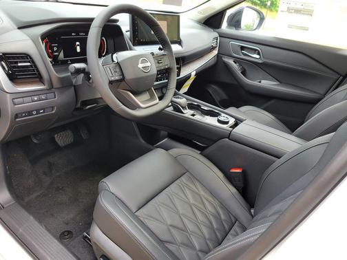 Everest White Pearl/Super Black 2026 Nissan Rogue Platinum