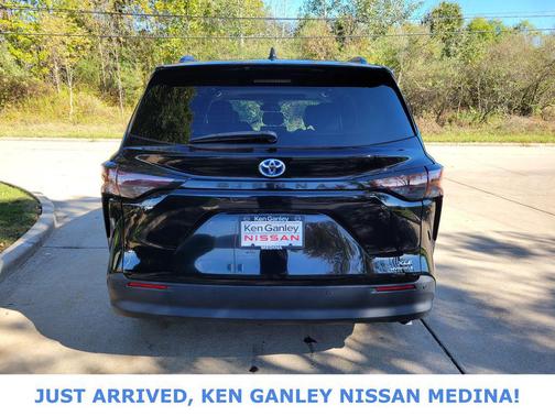 2024 Toyota Sienna XLE 8 Passenger