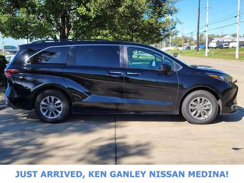 2024 Toyota Sienna XLE 8 Passenger