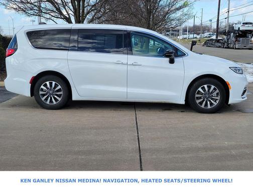 2024 Chrysler Pacifica Hybrid Select