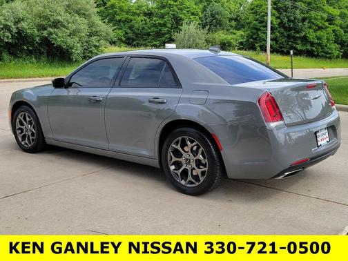 Photo 5 of 51 of 2017 Chrysler 300 S