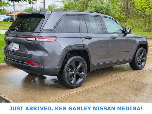 Baltic Gray Metallic Clearcoat 2024 Jeep Grand Cherokee Altitude