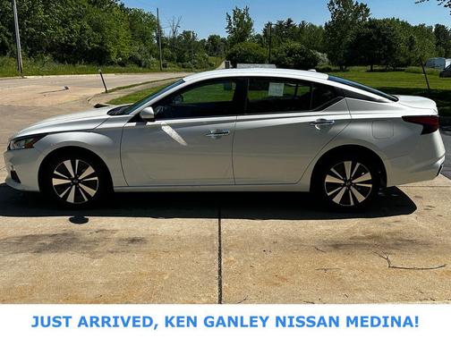 Pearl White Tricoat 2022 Nissan Altima 2.5 SV