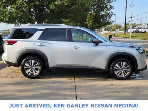 2025 Nissan Pathfinder SL 4WD