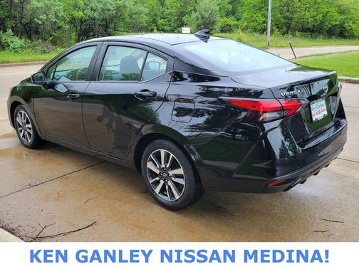 Super Black Metallic 2024 Nissan Versa 1.6 SV