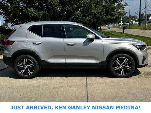 2025 Volvo XC40 B5 Core Bright Theme