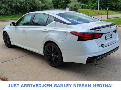 2022 Nissan Altima SR FWD