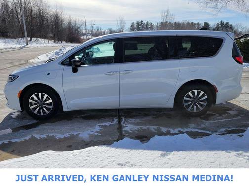 2024 Chrysler Pacifica Hybrid Select