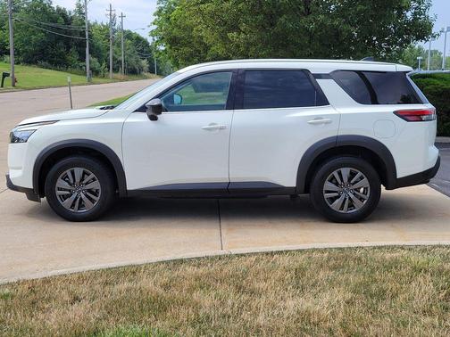 2024 Nissan Pathfinder S FWD