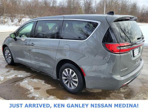 2023 Chrysler Pacifica Hybrid Touring L