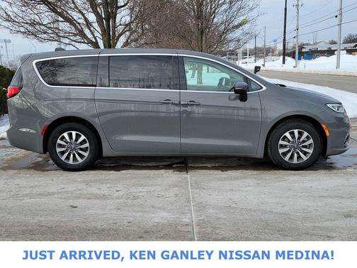 2023 Chrysler Pacifica Hybrid Touring L