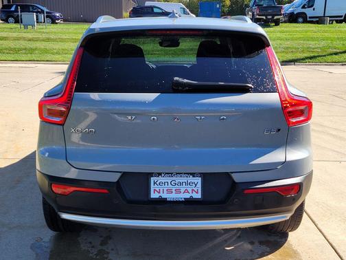 2024 Volvo XC40 B5 Core