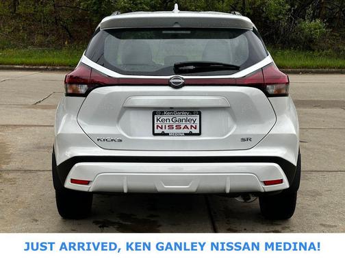 Aspen White Tricoat 2023 Nissan Kicks SR