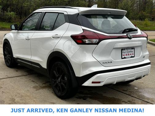 Aspen White Tricoat 2023 Nissan Kicks SR