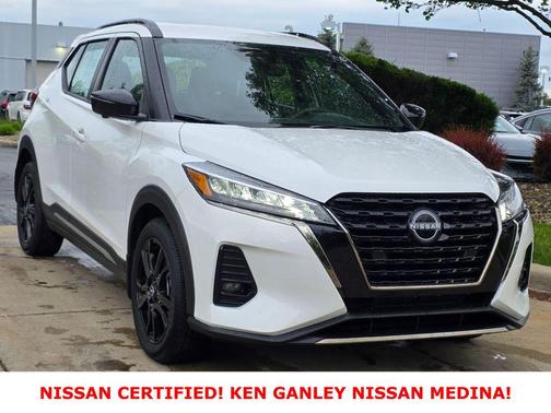 Aspen White Tricoat 2023 Nissan Kicks SR
