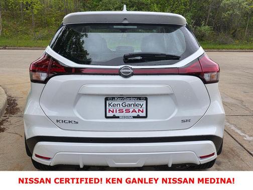 Aspen White Tricoat 2023 Nissan Kicks SR