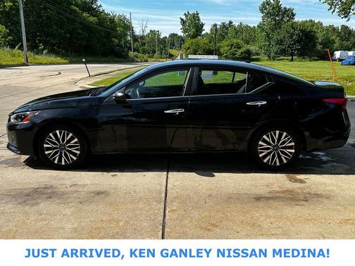 Super Black 2025 Nissan Altima 2.5 SV