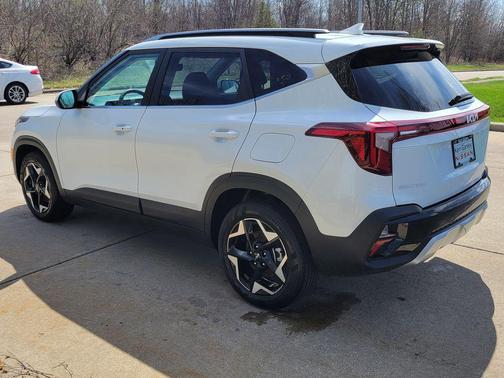 Snow White Pearl 2024 Kia Seltos EX