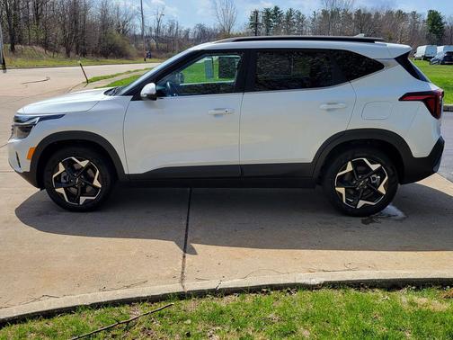 Snow White Pearl 2024 Kia Seltos EX
