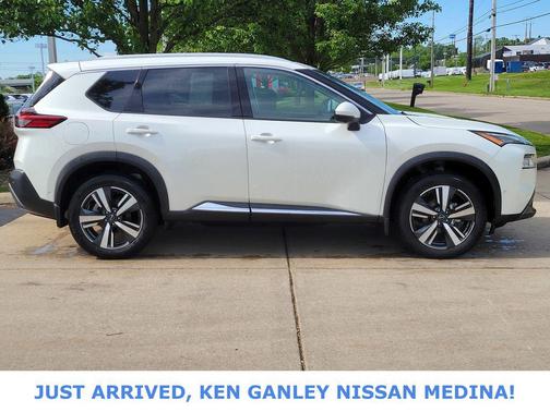 Pearl White Tricoat 2023 Nissan Rogue SL