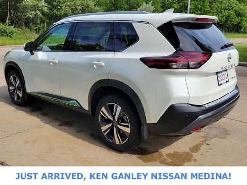 Pearl White Tricoat 2023 Nissan Rogue SL