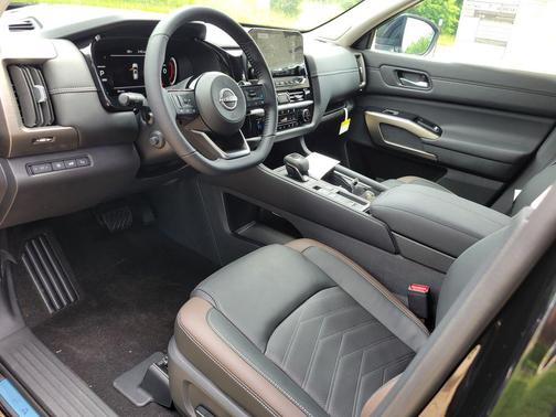2025 Nissan Pathfinder Platinum FWD