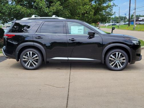 2025 Nissan Pathfinder Platinum FWD