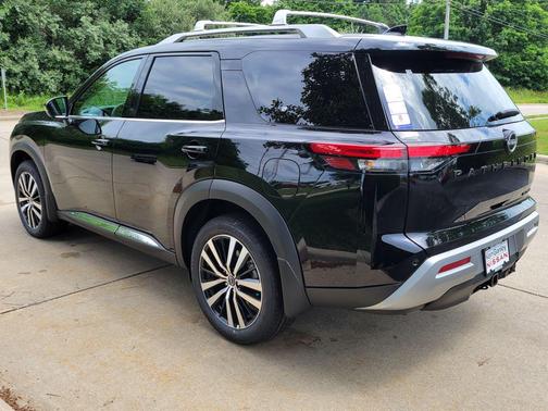 2025 Nissan Pathfinder Platinum FWD