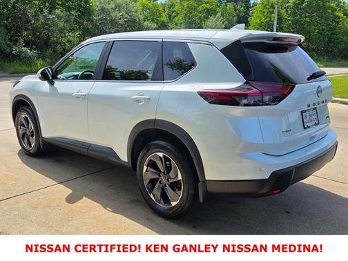 Everest White Pearl Tricoat 2026 Nissan Rogue SV