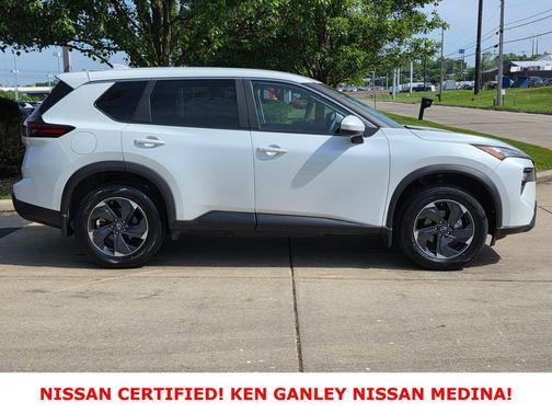 Everest White Pearl Tricoat 2026 Nissan Rogue SV