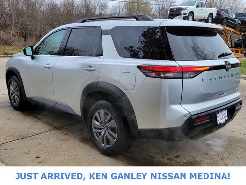 2025 Nissan Pathfinder SV 4WD