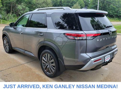 Gun Metallic 2024 Nissan Pathfinder SL 4WD