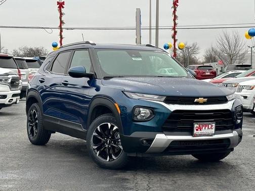 Photo 2 of 34 of 2021 Chevrolet Trailblazer LT