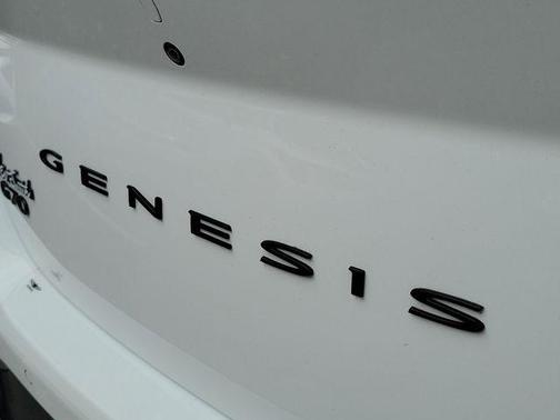 White 2022 Genesis G70 2.0T RWD
