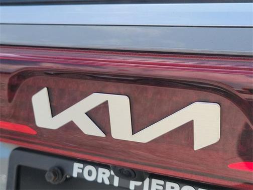 2023 Kia Carnival EX