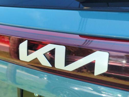 Blue / Black 2024 Kia Seltos S