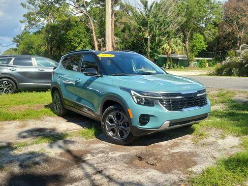 Blue / Black 2024 Kia Seltos S