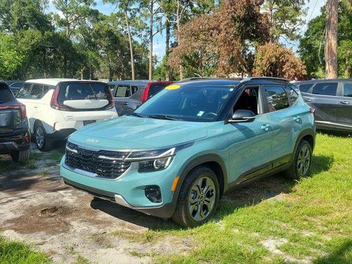 Blue / Black 2024 Kia Seltos S