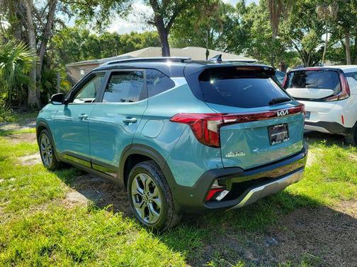 Blue / Black 2024 Kia Seltos S