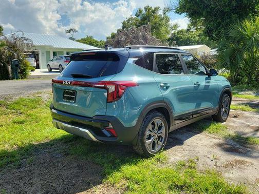 Blue / Black 2024 Kia Seltos S