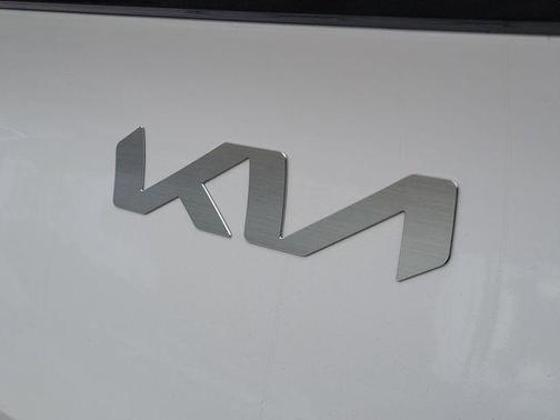 Glacial White Pearl 2025 Kia Sportage EX