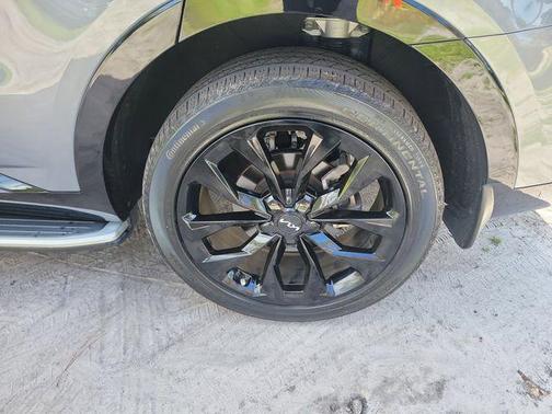 Silver 2023 Kia Sorento SX
