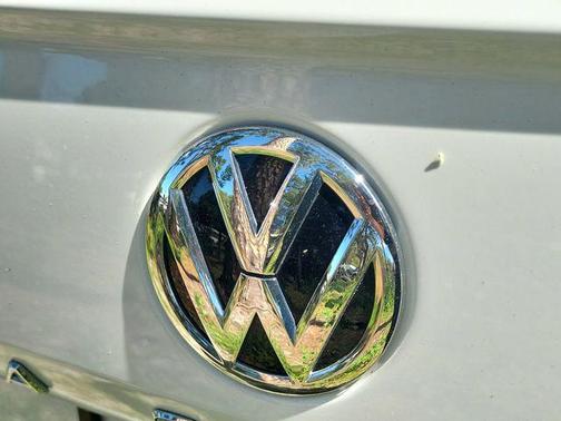Pure White 2022 Volkswagen Passat 2.0T SE