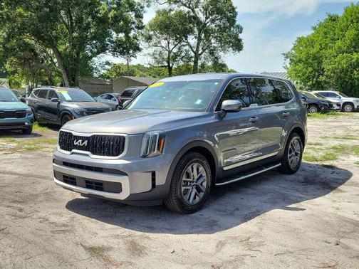 Silver 2024 Kia Telluride LX