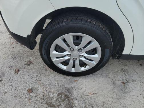 Snow White Pearl 2024 Kia Soul LX
