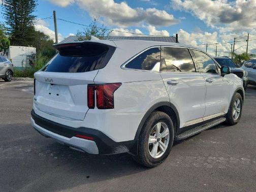 White Pearl 2024 Kia Sorento LX