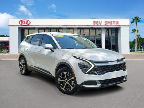 White Pearl 2025 Kia Sportage EX