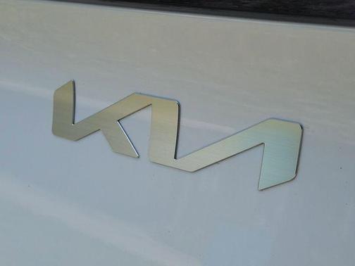 White Pearl 2025 Kia Sportage EX