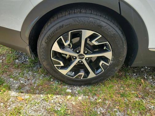 White Pearl 2025 Kia Sportage EX