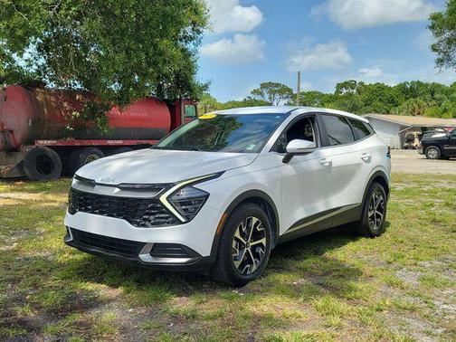 White Pearl 2025 Kia Sportage EX